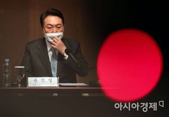 윤석열 국민의힘 대선후보가 13일 서울 중구 프레스센터에서 열린 한국행정학회 주최 대통령선거 후보자 초청 토론회에 참석, 마스크를 바로쓰고 있다./국회사진기자단