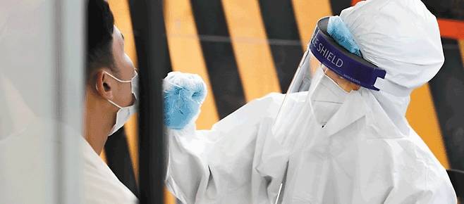 지난해 광주광역시 북구 선별진료소에서 의료진이 코로나 바이러스 검사를 하고 있다. /김영근 기자