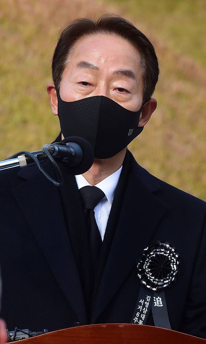 김현철 김영삼민주센터 상임이사가 지난해 11월 22일 서울 동작구 국립서울현충원 내 김영삼 전 대통령 묘역에서 열린 6주기 추모식에서 유족 인사말을 하고 있다. /뉴시스