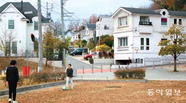 일본 나가쿠테시 남부 지역의 주택가 앞 공원에서 초등학생들이 축구경기를 하고 있다. 산림이 우거질 정도로 황폐했던 땅을 1998년에 택지로 개발해 주택 1880채를 지었다. 경관 가이드라인에 따라 주택 사이 간격을 일정하게 뒀고, 도로가에 나무를 심어 쾌적해 보였다. 나가쿠테=박형준 특파원 lovesong@donga.com