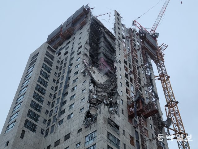 11일 오후 광주 서구 화정동의 한 아파트 공사현장에서 외벽 붕괴 사고가 발생했다. 광주=박영철 기자 skyblue@donga.com