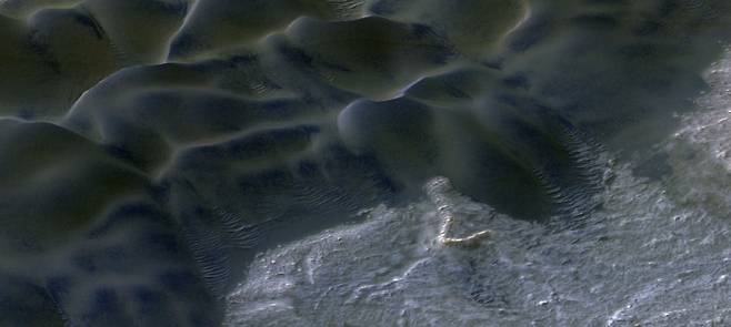 중앙 하단에 잔물결이 ‘메가리플’. 사진=미 항공우주국(NASA)/캘리포니아 공과대학 제트추진연구소(JPL-Caltech)/애리조나 대학교