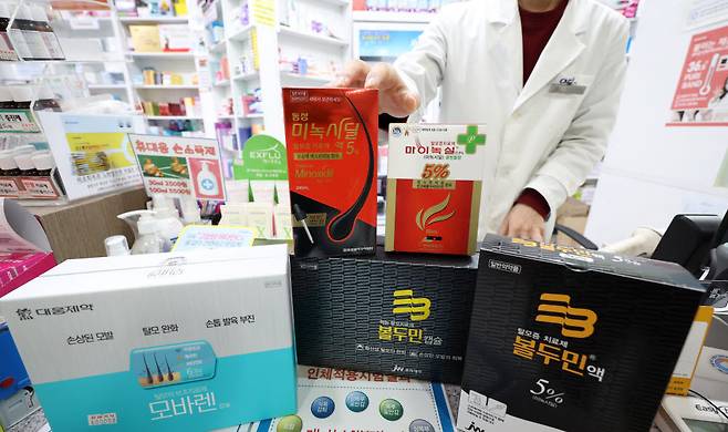 대선주자들의 탈모 치료제 건강보험적용과 탈모 카피약 약가 인하 및 신약연구 개발 지원 공약으로 탈모약 시장에 대한 관심이 높아가고 있다. 6일 서울 종로구 한 약국에 판매중인 탈모약이 놓여 있다. 연합뉴스