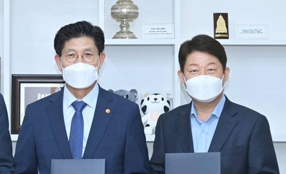 권영진 시장이 13일 오전 청와대를 방문, 조정대상지역 해제 등 주요 지역현안을 건의했다. 권 시장(오른쪽)이 지난해 12월 28일 울산 태화강역에서 열린 동남권 4개 철도건설 개통식에 참석해 노형욱 국토교통부장관을 만나 대구시의 부동산 조정대상지역 지정 해제를 위한 건의서를 전달했다. 사진=fnDB