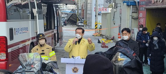 이용섭 광주광역시장이 13일 오전 '현대산업개발 아파트 신축공사 붕괴사고' 현장에서 브리핑을 갖고 "광주시가 추진하는 사업에 일정기간 현대산업개발 참여를 배제하는 방안도 법률적으로 검토하겠다"고 밝히고 있다. 광주시 제공