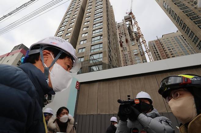 안경덕 고용노동부장관(맨 왼쪽)이 12일 오후 광주 서구 화정동 신축 아파트 붕괴 현장을 찾아 현장을 살펴보고 있다. 광주/신소영 기자 viator@hani.co.kr