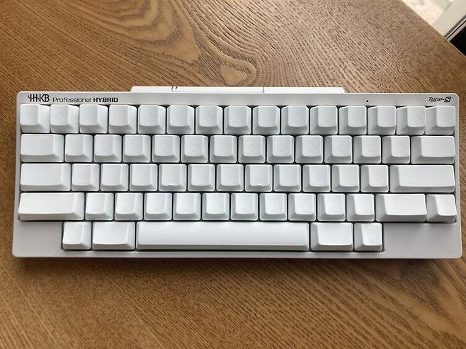 이것이 지난 5일 필자가 득템한 한정판 키보드 키캡이다. 일본의 PFU사에서 만든 순백색의 \