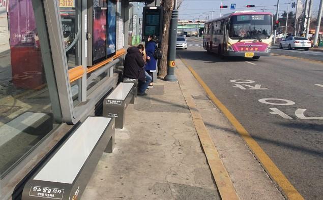 최근 경북 구미시가 구미종합버스터미널·금오산네거리 등 버스 이용이 많은 버스승강장 31곳에 탄소발열의자를 설치했다. 구미시 제공