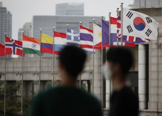 서울 용산구 전쟁기념관에서 태극기를 비롯한 국기들이 바람에 날리고 있다. 유엔무역개발회의(UNCTAD) 결정에 따라 한국은 개발도상국에서 32번째 선진국이 됐다. 연합뉴스