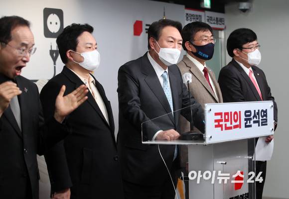 윤석열 국민의힘 대선 후보가 13일 오후 서울 영등포구 여의도 당사에서 생활밀착형 공약 행보의 일환으로 '4월 전기요금 인상 백지화' 공약을 발표한 후 취재진의 질문에 답하고 있다. [사진=김성진 기자]