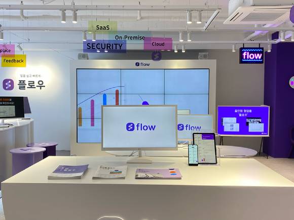 매장에는 PC·스마트폰·태블릿·키오스크 등 멀티 디바이스가 비치되어 있어 원하는 방식으로 자유롭게 협업툴 플로우를 체험할 수 있다. [사진=마드라스체크]