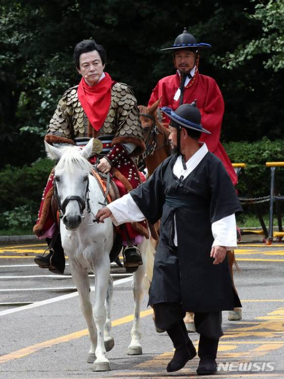허경영 국가혁명당 명예대표가 18일 오후 경기도 고양시 행주산성에서 열린 20대 대통령 출마 선언 및 기자회견에 말을 타고 입장하고 있다. [사진=뉴시스 ]