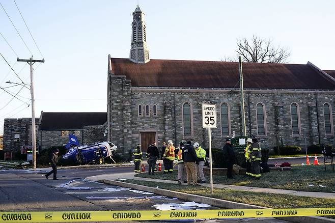 헬기는 도로에 불시착했으나 미끄러져 교회 벽에 충돌한 후 멈췄다. AP=연합뉴스