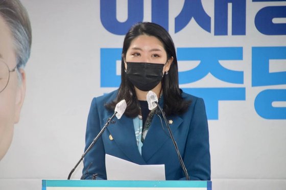 더불어민주당 코로나19 비상대책본부 상황실장인 신현영 의원이 브리핑하고 있다. 연합뉴스