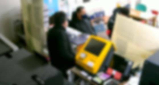 A홈페이지를 통해 중계되고 있는 서울의 한 복권방 모습. [A사이트 캡처]