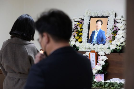 13일 오후 서울 양천구 메디힐병원 장례식장에 마련된 이재명 더불어민주당 대선후보의 변호사비 대납 의혹 최초 제보자 이모 씨 빈소에서 조문객이 조문하고 있다 〈뉴시스〉