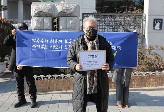 이민구 깨어있는 시민연대당 대표가 지난 7일 서울 서초구 대검찰청 앞에서 이재명 더불어민주당 대선후보와 부인 김혜경씨에 대한 고발장을 제출하기 전 기자회견을 열고 있다. 이날 깨어있는 시민연대당은 이재명 후보의 '변호사비 대납 의혹'과 관련, 김영란법 위반 혐의 고발장을 대검에 제출했다 〈뉴스1〉