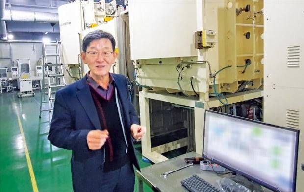 공군승 성림첨단산업 대표가 12일 대구 성서산업단지 본사에서 희토류 영구자석을 생산하는 확산 공정 장비에 대해 설명하고 있다. 28억원대 일본산 장비를 대체해 자체 개발했다.  /오경묵  기자