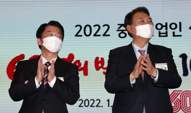 윤석열 국민의힘 대선 후보(오른쪽)와 안철수 국민의당 대선 후보. / 사진=연합뉴스