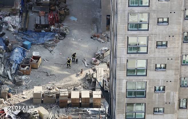 광주 서구 화정아이파크 주상복합아파트 붕괴 사고 사흘째를 맞은 13일 구조대 및 수색견이 실종자를 찾고 있다. 이날 오전11시14분쯤 지하1층에서 실종자 1명이 발견됐다. 한수빈 기자