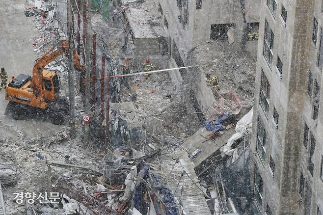 광주 서구 화정아이파크 주상복합아파트 붕괴 사고 사흘째인 13일 구조대가 실종자 수색작업을 하고 있다. 이날 오전 11시14분쯤 지하 1층에서 사고 당시 실종된 노동자 6명 중 1명으로 추정되는 남성이 발견됐다. 한수빈 기자