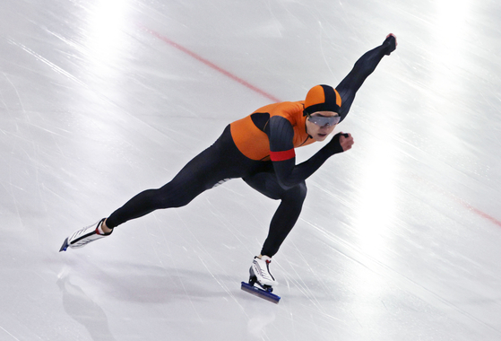 Cha Min-kyu races in the men's 500-meter race at the 48th National Sprint Speed Skating Championship held in the Taereung International Rink in Seoul on Thursday. [YONHAP]
