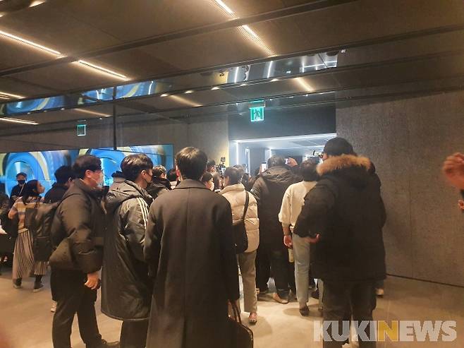 입장을 위해 줄지어 선 관중들.&nbsp; &nbsp;사진=문대찬 기자