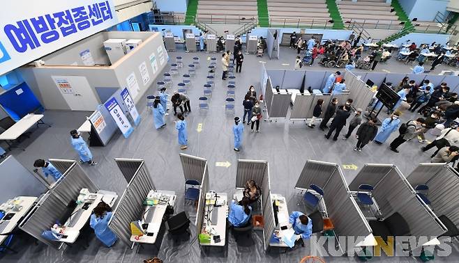 만 75세 이상 고령층에 대한 코로나19 백신 접종이 시작된 1일 서울 송파구 거여동 송파체육문화회관에 마련된 예방접종센터에서 어르신이 화이자 백신을 접종 받고 있다. 2021.04.01 사진공동취재단