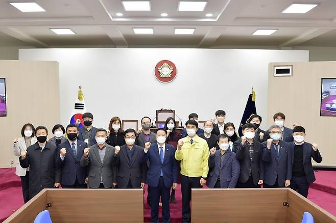 1월13일 지방의회 인사권 독립 첫 날, 이종운 공주시의회 의장 등 의원과 김정태 의회 사무국장과 직원들이 임용장 수여식을 마친 후 이순종 공주시 부시장과 함께 기념촬영을 했다.