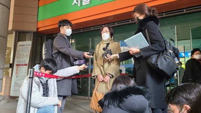 황예진씨의 모친 전모씨는 지난 6일 오후 3시쯤 서울서부지법 1층에서 취재진과 만나 검사 측에 항소할 것을 요구했다./사진=홍효진 기자.