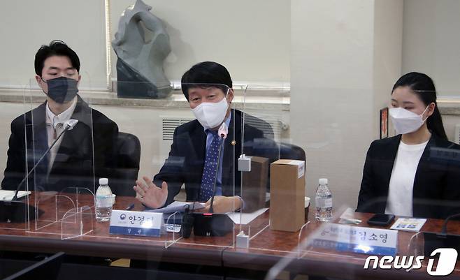 안경덕 고용노동부 장관이 지난해 12월 16일 오후 서울 동작구 숭실대학교에서 청년 취업준비생 간담회를 하고 있다. 기사내용과 무관./사진=뉴스1