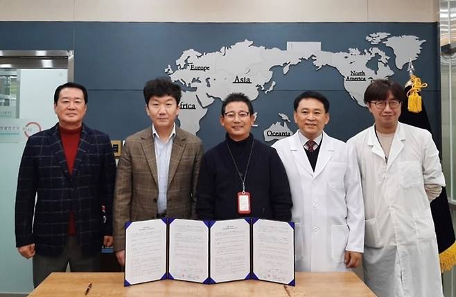 박유석 엘루오 대표(사진 가운데)와 와이엠인터 허태욱 대표(사진 왼쪽 2번째) 등 양사 관계자들이 계약을 체결하고 기념사진을 찍고 있다/사진제공=엘루오