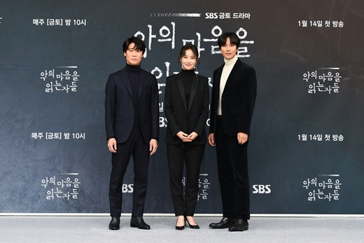 지난 11일 SBS 새 금토드라마 '악의 마음을 읽는 자들' 첫 방송 기념 온라인 제작발표회가 진행됐다. 사진은 배우 진선규, 김소진, 김남길. /사진=SBS 제공