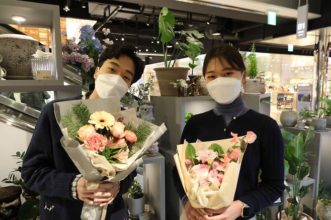 롯데백화점 광주점 지하 1층 식품관 ‘아네트’ 매장에서는 졸업시즌을 맞아 축하 꽃다발 제품을 선보이고 있다/사진=롯데쇼핑 제공.