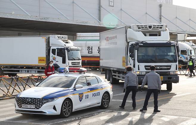 13일 오후 영종도 인천국제공항 화물터미널에서 이날 처음 국내로 들어온 미국 제약사 화이자사(社)의 코로나19 경구용(먹는) 치료제 '팍스로비드' 2만1000명분이 수송 차량을 통해 각 지역으로 이송되고 있다. 이날 도입분은 14일부터 바로 코로나19 환자들에게 처방된다. 연합뉴스