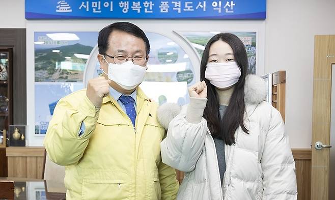 [익산=뉴시스] =국가대표 승마선수인 김시현 양과 정헌율 시장. (사진 =익산시 제공) 2022.01.13. photo@newsis.com *재판매 및 DB 금지