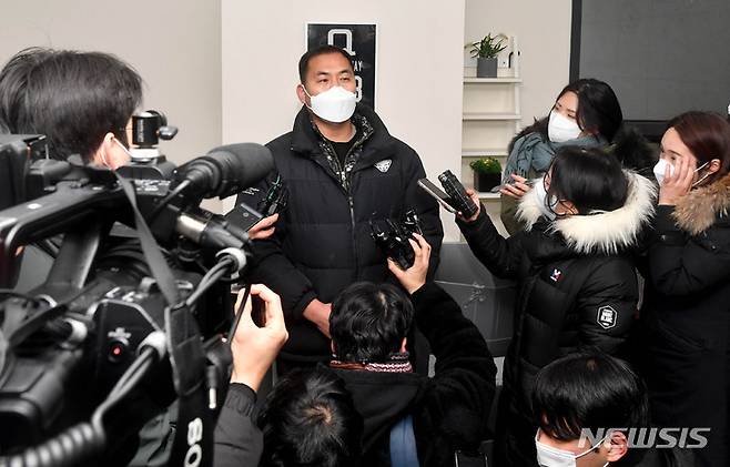 [광주=뉴시스] 변재훈 기자 = 광주 신축아파트 붕괴 사고 실종 가족대책위원회 대표 안정호(45)씨가 13일 오후 광주 서구 화정동 사고 현장 인근 사무실에서 취재진과 만나 입장을 밝히고 있다. 2022.01.13. wisdom21@newsis.com