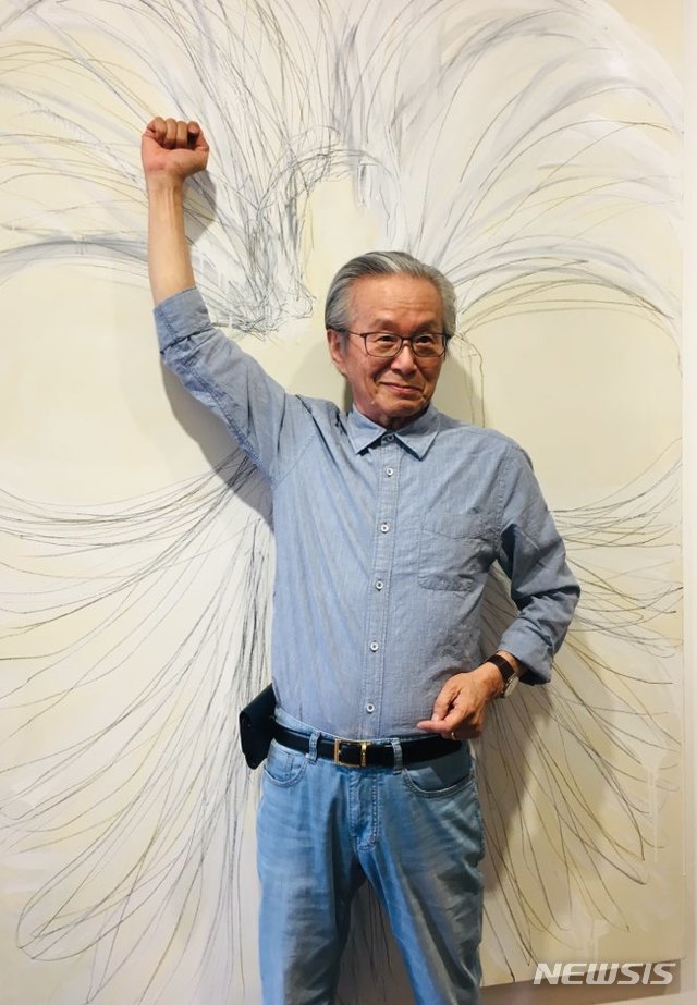 【서울=뉴시스】박현주 미술전문기자= 국내에서 처음으로 행위예술을 선보인 개념미술 1세대 대표작가 이건용. 그가 캔버스 앞에서 서서 손을 뒤로 뻗어 그려낸 '거꾸로 그림'이 40여년만에 재조명되며 인기를 얻고 있다.