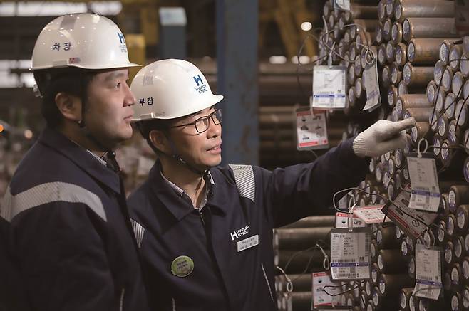 [포항=뉴시스] 강진구 기자 = 경북 포항의 한동대학교(총장 장순흥)는 자체 개발한 AI기반 특수강 표면결함 자동분류 시스템이 현대제철 포항공장에 도입됐다고 13일 밝혔다.사진은 특수상 생산품질을 확인 중인 현대제철 포항공장 관계자들.(사진=한동대학교 제공) 2022.01.13.photo@newsis.com *재판매 및 DB 금지