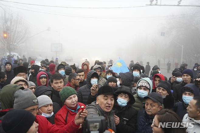 [알마티=AP/뉴시스] 지난 5일(현지시간) 카자흐스탄 알마티에서 가스 가격 2배 인상을 규탄하는 시위가 열리고 있다. 2022.01.07.