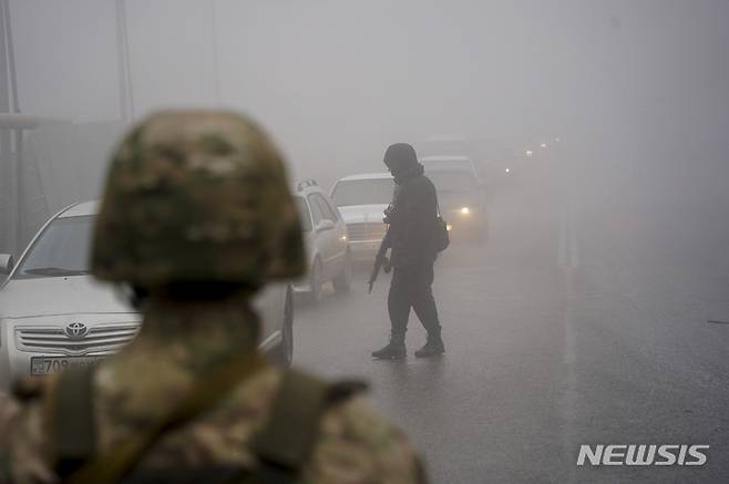 [알마티=AP/뉴시스] 지난 8일(현지시간) 카자흐스탄 알마티에서 군인들이 도로를 통제하고 있다. 2022.01.10.