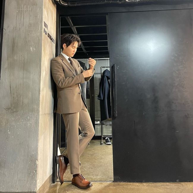 Singer Kim Hie-jae shook the hearts of fans with a unique suit fit.Kim Hie-jae posted a picture on his SNS on the 13th, saying, I was so hard to wake up early in the morning, thank you and love you.In the photo, Kim Hie-jae was shown checking out the style ahead of the ad shoot; Kim Hie-jae, wearing a brown-colored suit, showed a dandy, sophisticated charm.Kim Hie-jae showed perfect suit fit from hair style to toeKim Hie-jaes eyes, which check the style as if he was careless in the length of the suit, were added to the picture.Meanwhile, Kim Hie-jae appears on MBCs new drama From now on, Showtime.