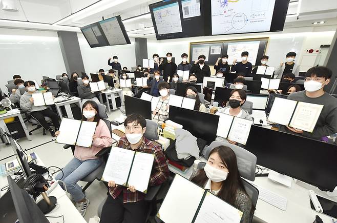 일본 IT반 졸업예정 학생들 전원이 일본 기업체 취업 내정서를 펼쳐보이고 있다. 영진전문대학교 제공