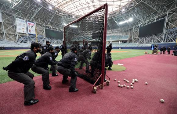 프로야구 심판들이 11일 고척스카이돔에서 바뀐 스트라이크존에 적응하는 훈련을 하고 있다. 연합뉴스
