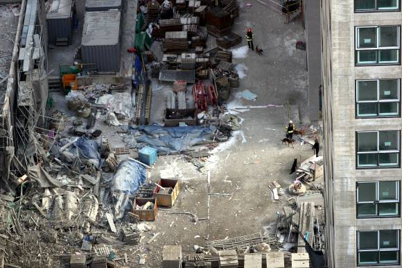 진척 없는 수색 작업 - 광주 화정아이파크 붕괴 사고로 6명이 실종된 가운데 12일 오후까지 실종자 수색에 진척이 없었다. 전날 사고가 일어났지만 추가 붕괴 우려로 수색팀이 건물 내부로 들어가지 못해 수색견 6마리와 드론을 투입해 내부를 수색했다. 수색팀이 수색견과 함께 사고 현장을 둘러보고 있다.광주 연합뉴스