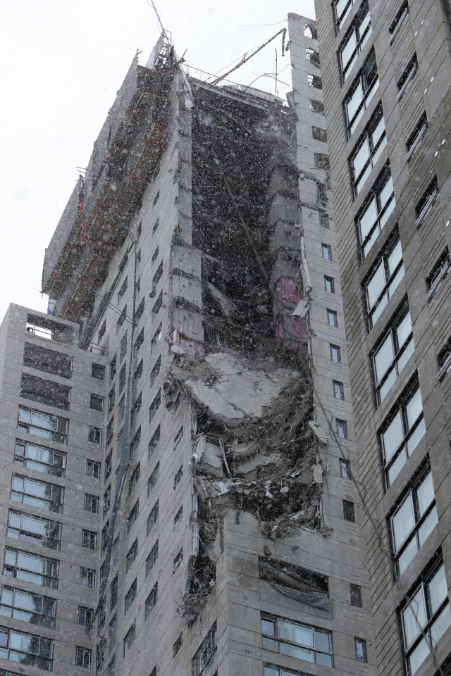 11일 오후 4시께 광주 서구 화정동에서 신축 공사 중인 고층아파트의 외벽이 무너져내렸다./광주=연합뉴스