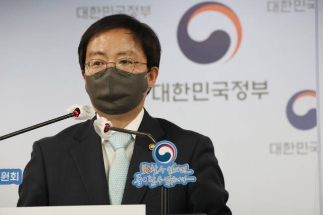 최영진 개인정보보호위원회 부위원장이 12일 정부서울청사 브리핑실에서 공공기관의 개인정보유출에 대한 방지대책을 발표하고 있다./연합뉴스