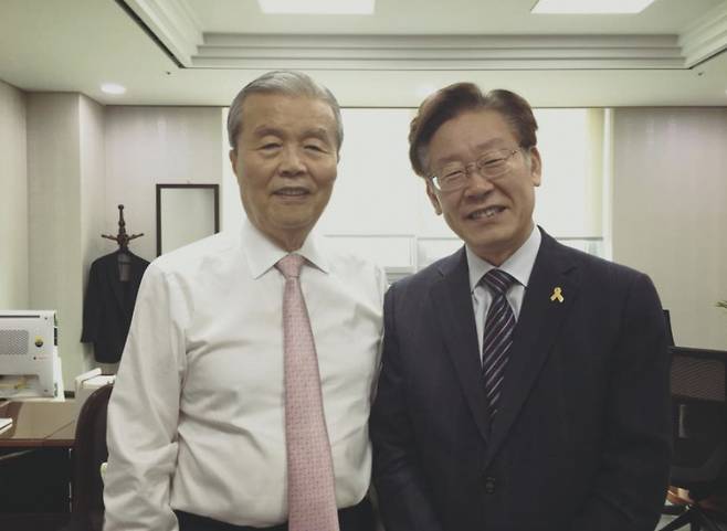 2016년 6월28일 국회에서 만난 이재명 당시 성남시장과 김종인 당시 민주당 대표 ⓒ페이스북 캡쳐