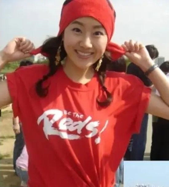 Kim Ji Hye posted a picture on his instagram on the 12th with an article entitled I know when it is. 20 years ago. Time.Kim Ji Hye in the public photo is posing in a cheering T-shirt during the 2002 World Cup, Kim Ji Hye said in the photo, When is this?It would be 2002, he added.Kim Ji Hyes visuals caught the attention of viewers in their 20s.Meanwhile, Kim Ji Hye married comedian Joon Park and had two daughters.Photo: Kim Ji Hye Instagram
