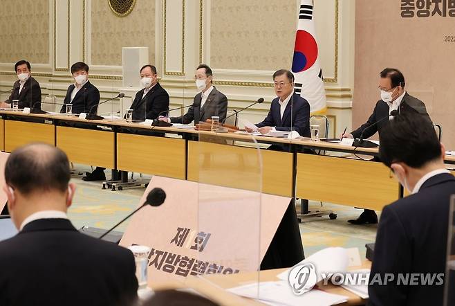 제1회 중앙지방협력회의 (서울=연합뉴스) 서명곤 기자 = 문재인 대통령이 13일 오전 청와대 영빈관에서 열린 제1회 중앙지방협력회의에서 발언하고 있다. 2022.1.13 seephoto@yna.co.kr